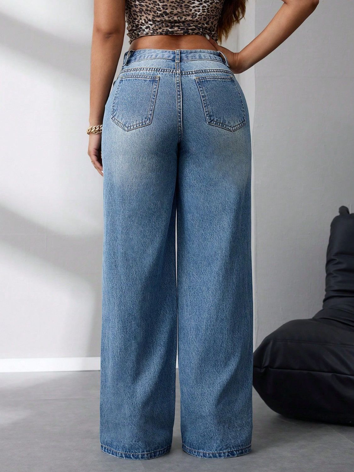 Wide Leg Jeans with Pockets.