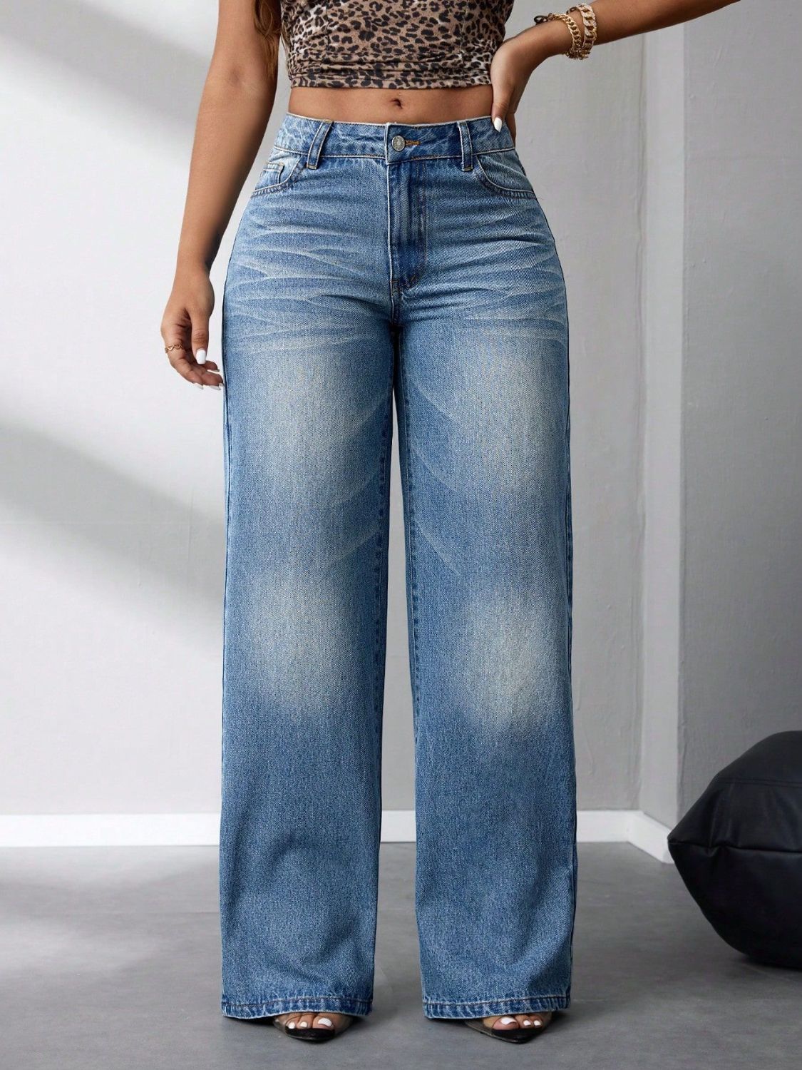 Wide Leg Jeans with Pockets.